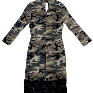 Venus NWOT XL beautiful lace hem camouflage dress Knee length choker v neck